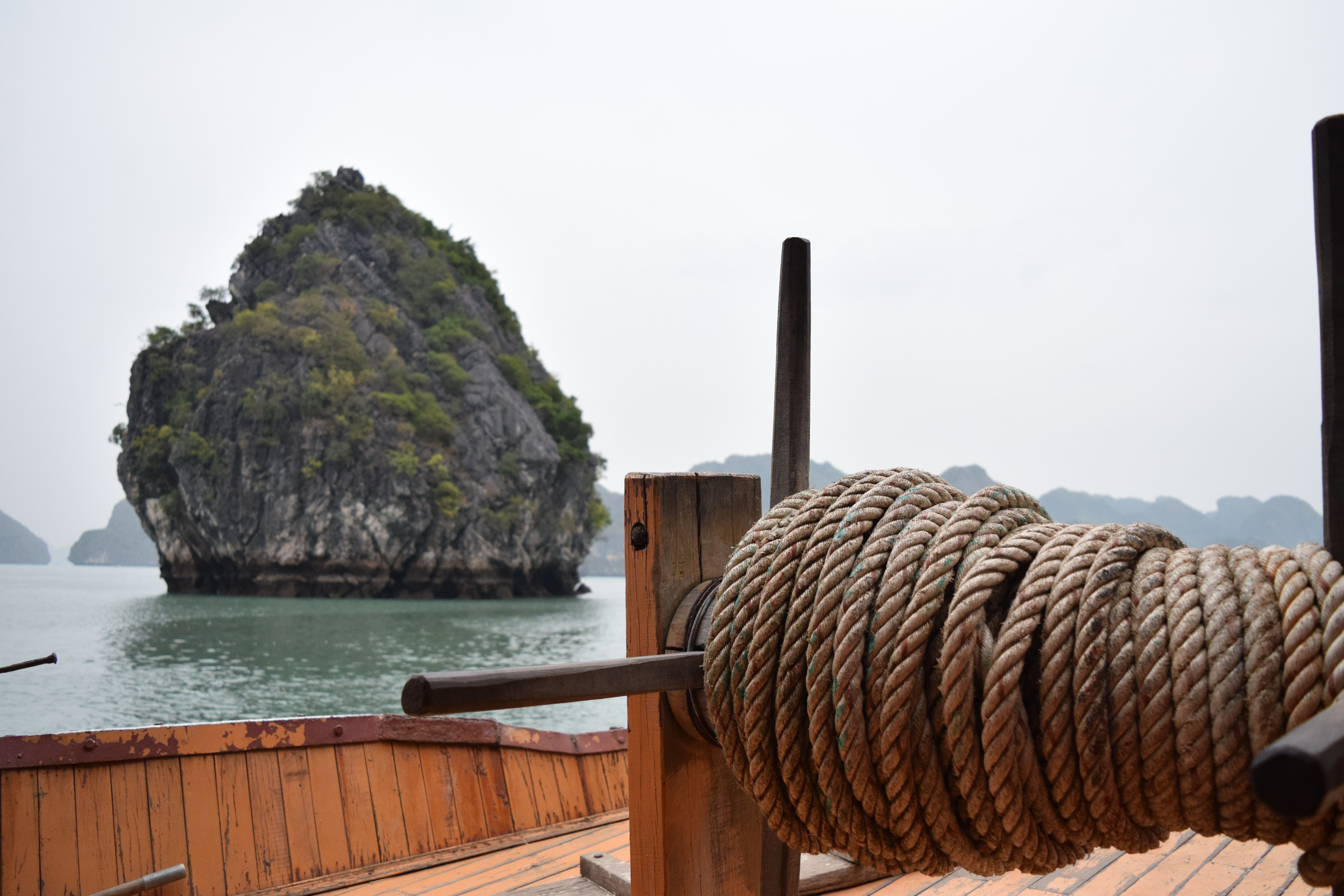 Barco en la bahía de Halong