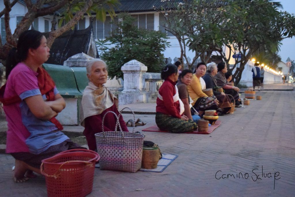 Luang Prabang, ofrendas