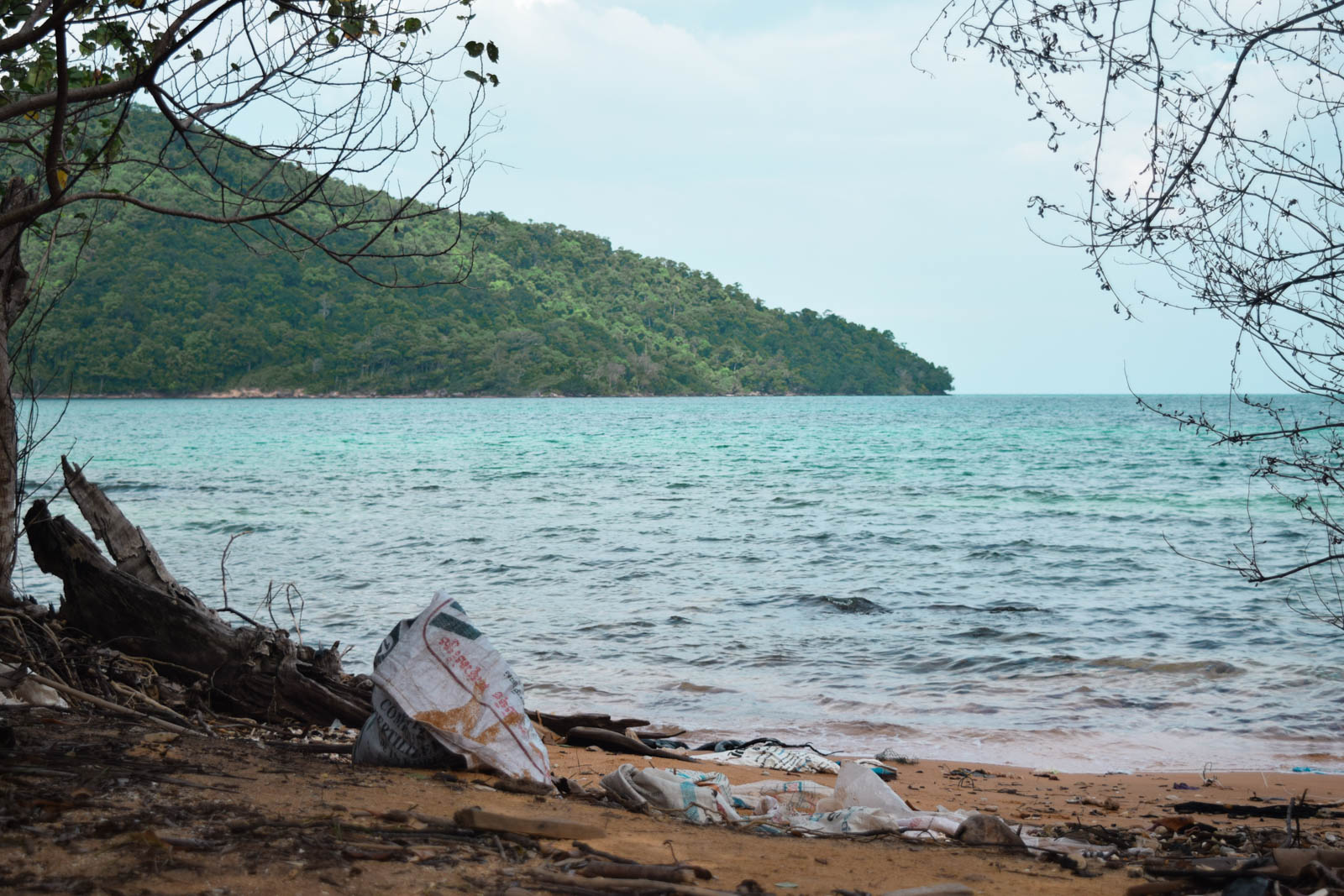 Playa con basura Playa con basura - Camboya