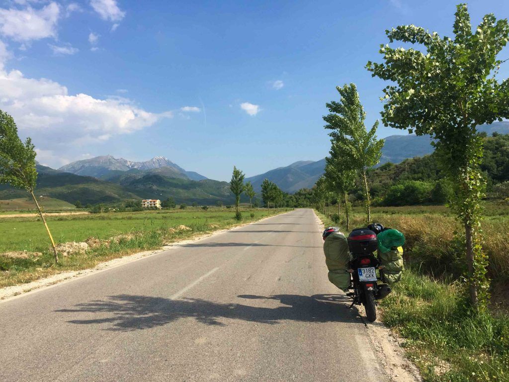 Carretera de Albania - Equipaje en un viaje en moto