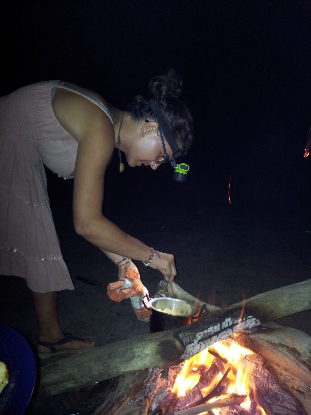 Haciendo la cena al fuego