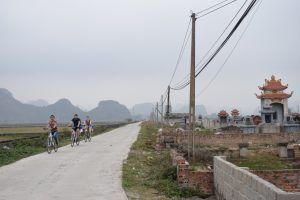 Bicis y cementerio en Vietnam