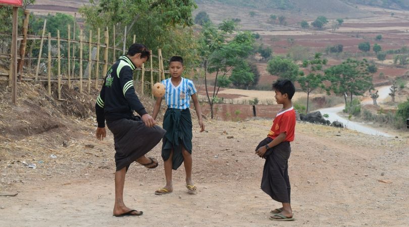 Chicos de Myanmar jugando